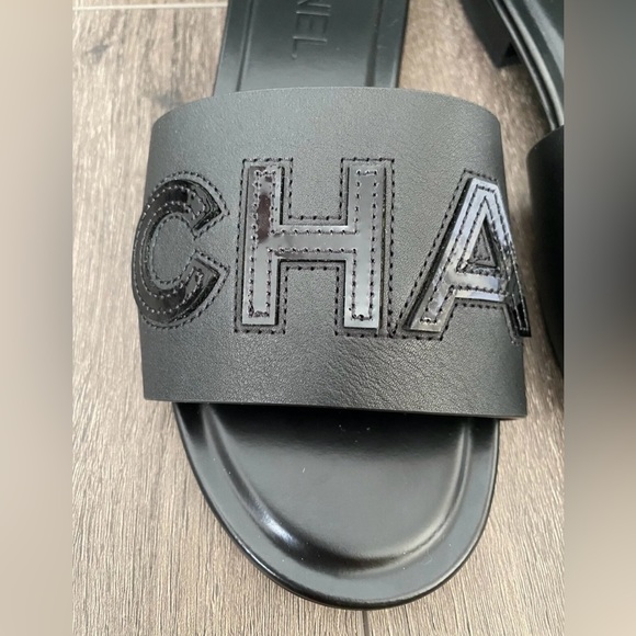 2023 CHANEL CHA NEL LOGO BLACK LEATHER FLAT SHOES SLIDES MULES - Picture 5 of 14